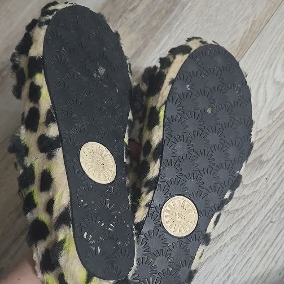 UGG Fuzzy Leopard Print Sandals - Picture 4 of 5